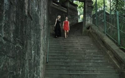 Nós Duas Descendo a Escada