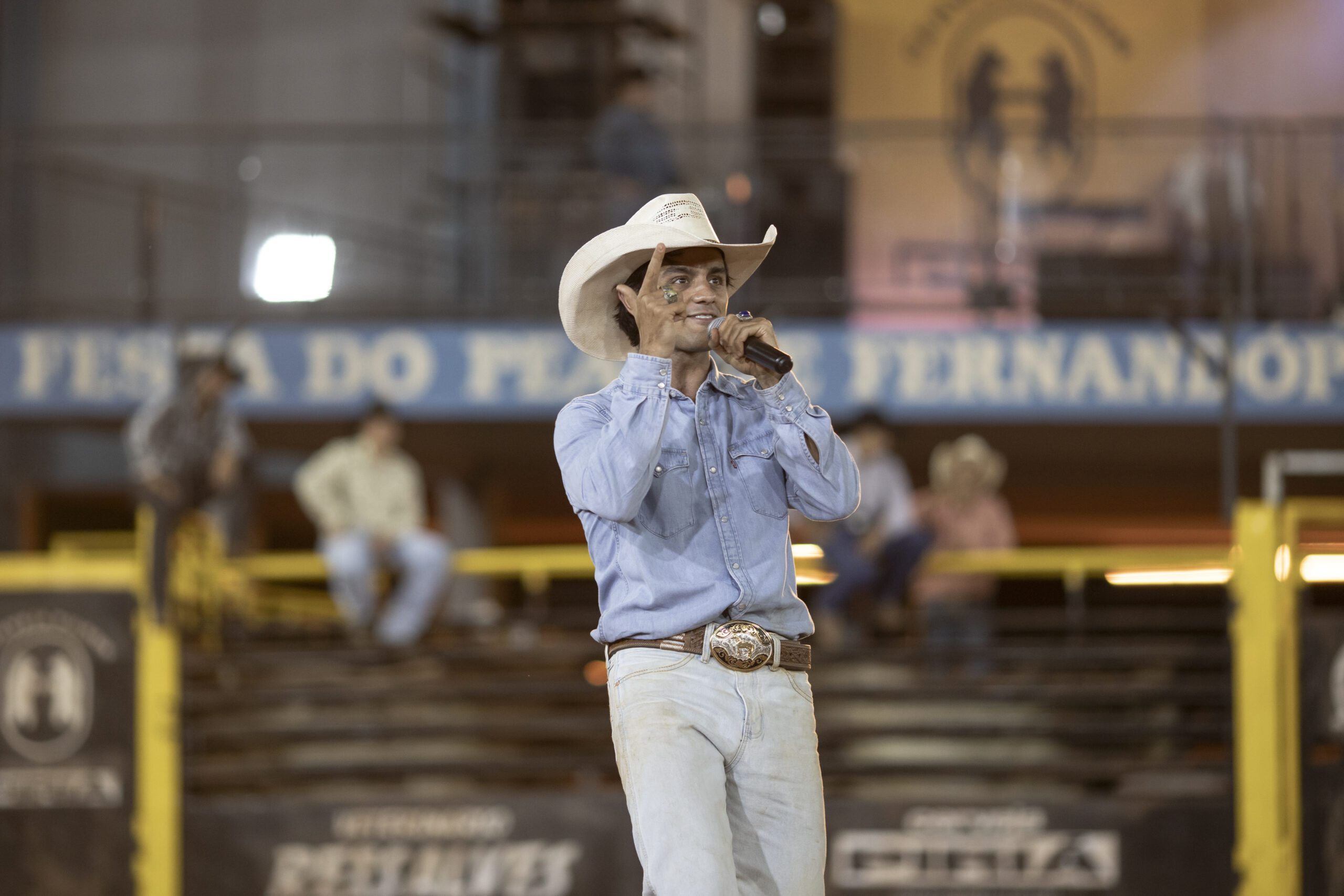 Asa Branca queria ser peão, mas um acidente de montaria pôs fim a esse sonho. Durante a recuperação, o único jeito de se manter próximo à arena era ouvir as locuções do dia do seu acidente e de outras narrações clássicas. De tanto ouvir, Asa c